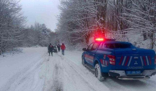 Sinop’ta kar nedeniyle yolda mahsur kalan vatandaşlar kurtarıldı