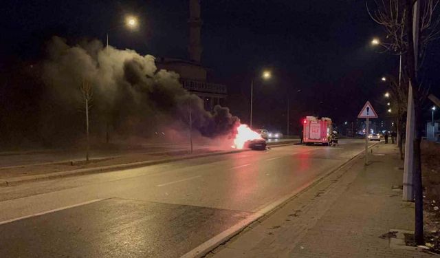 Yakıt aldıktan hemen sonra alev alan aracından atladı, canını zor kurtardı