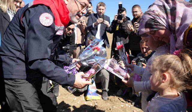 Bakan Yumaklı, tarlada Taşköprü sarımsağı dikti