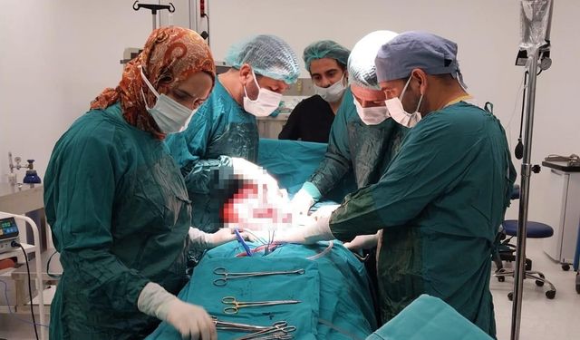 43 yaşındaki kadının karnından 35 santim boyutunda miyom çıkartıldı