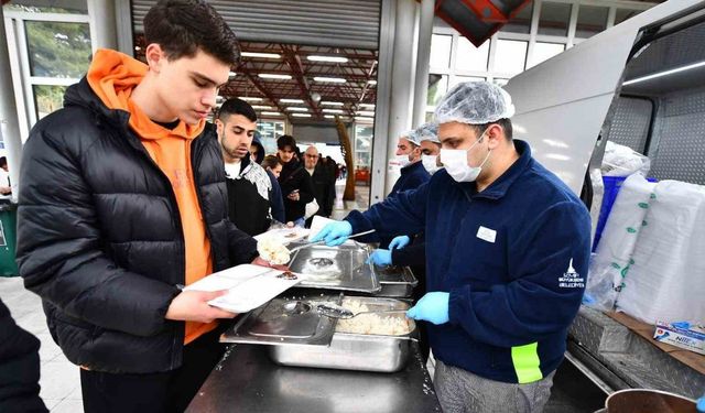 İzmir Büyükşehir’den öğrencilere ücretsiz yemek