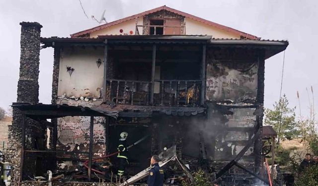 Kırıkkale’de korkutan yangın: Alevler tüpü patlattı, iki katlı ev küle döndü