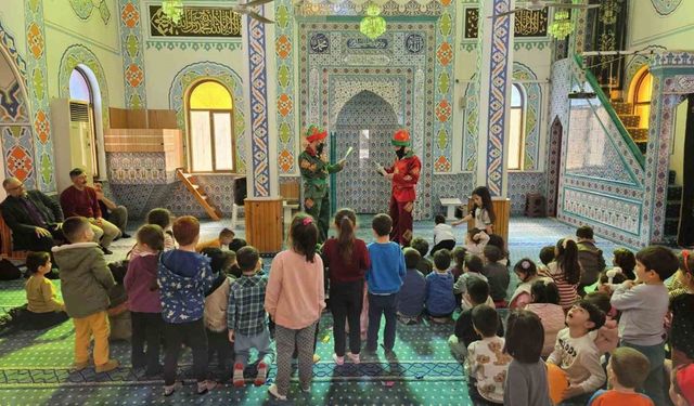 Camiyi oyun parkına çevirdiler, mihrapta imam yerine Hacivat-Karagöz yer aldı