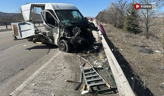 Çankırı’da trafik kazasında Panelva Minbüs hurdaya döndü