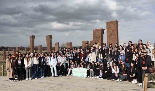 11 ilden gelen öğrenciler Ahlat’ın tarihi mekanlarını gezdi