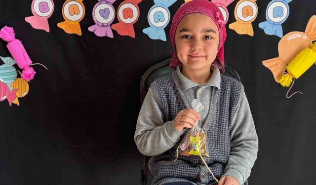 23 Nisan kutlamaları sonrasında geldiğinde evinde balkondan düşerek hayatını kaybetti