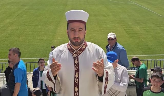 Denizlispor taraftarı, sarık ve cübbe giyip tribünde dua etti