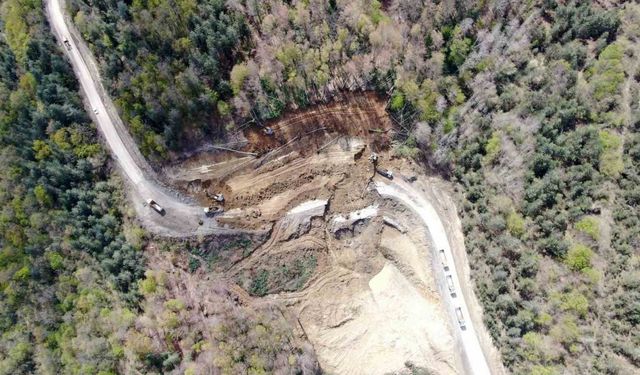 Kastamonu’da heyelanda çöken yoldaki çalışmalar sürüyor