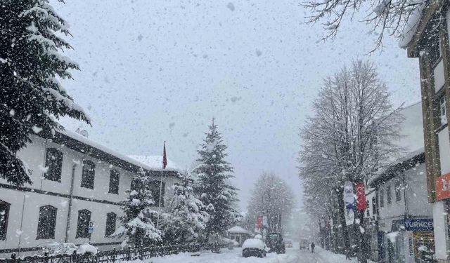 Kastamonu’da kar yağışı sürüyor: 181 köy yolu ulaşıma kapandı