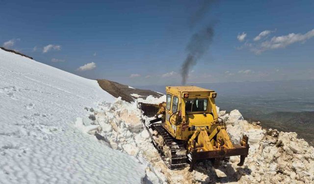 Muş’ta 2 metreyi bulan karda yol açma çalışması