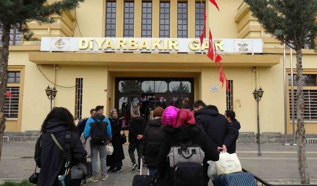 ’Turistik Diyarbakır Ekspresi’yle gelen ziyaretçiler kenti öve öve bitiremedi