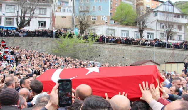 Volkan Konak’ın cenazesi namazın kılınacağı alana alkışlarla getirildi