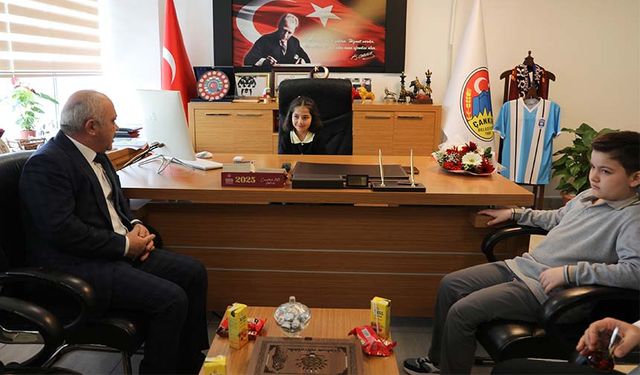 23 Nisan’da makam koltukları yine çocukların