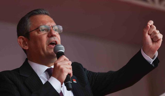 Özgür Özel, 1171 oy alarak yeniden CHP Genel Başkanı seçildi