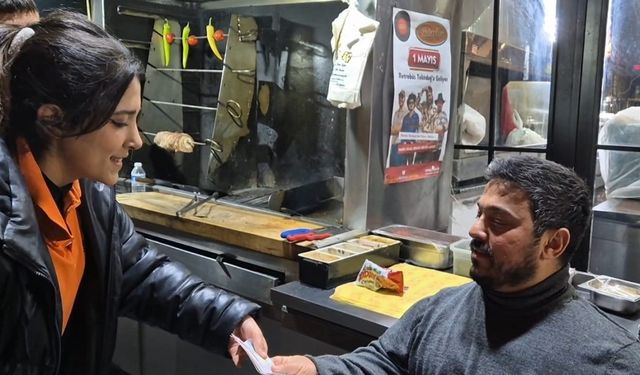 "Bir zamanlar işçiydim" dedi, günlük hasılatını işçilerine dağıttı