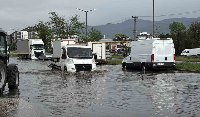 Bolu’da sağanak ve fırtına hayatı felç etti: Yollar göle döndü