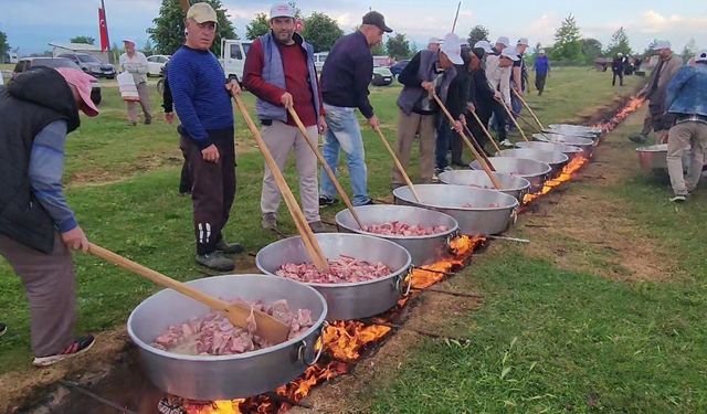 Bursa’da 80 yıllık gelenek...47 küçükbaş 2 büyükbaş kestiler