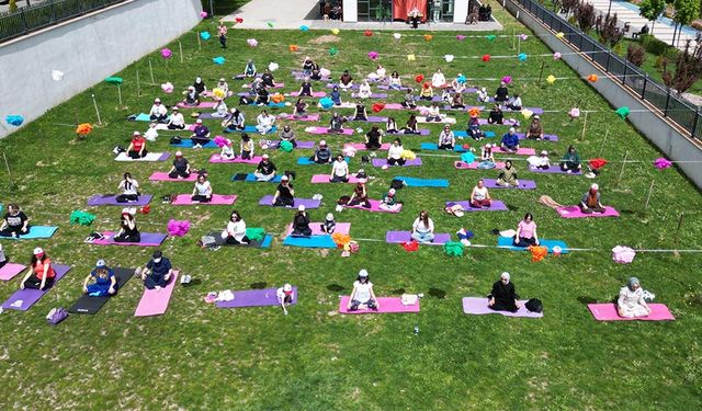 “Anneler Günü Açık Hava Yoga Etkinliği” yoğun ilgi gördü
