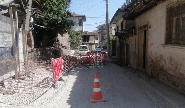 Çankırı’da Göçme Tehlikesi: Yol Trafiğe Kapatıldı