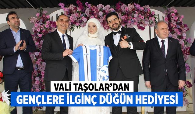 Vali Taşolar'dan gençlere ilginç düğün hediyesi: Çankırı FK forması