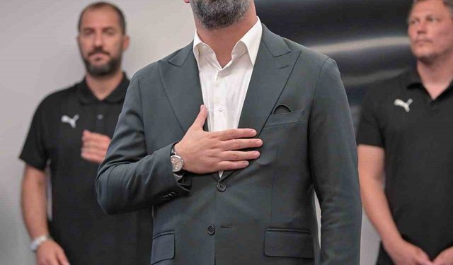 Arda Turan, yeni takımı Shakhtar Donetsk’te futbolcularla tanıştı