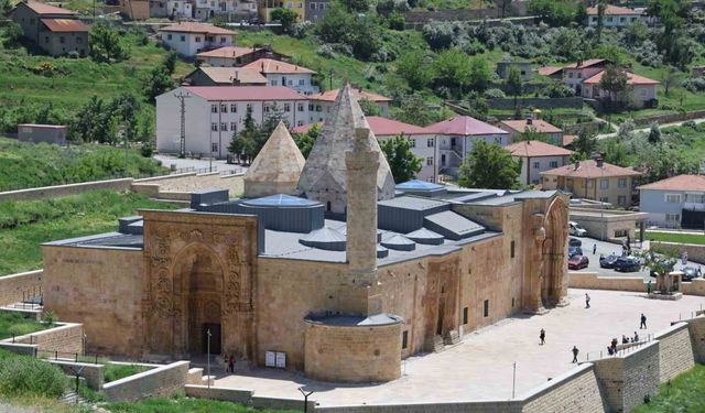 Dünyada eşi benzeri yok, dilleri kısır, kalemleri kırık bırakıyor