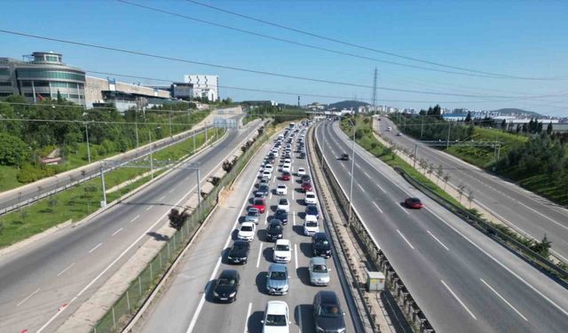 Kurban Bayramı dönüşünde kilometrelerce trafik kuyruğu oluştu