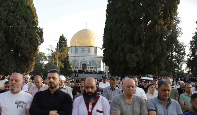 Mescid-i Aksa’da binlerce Müslüman bayram namazı kıldı