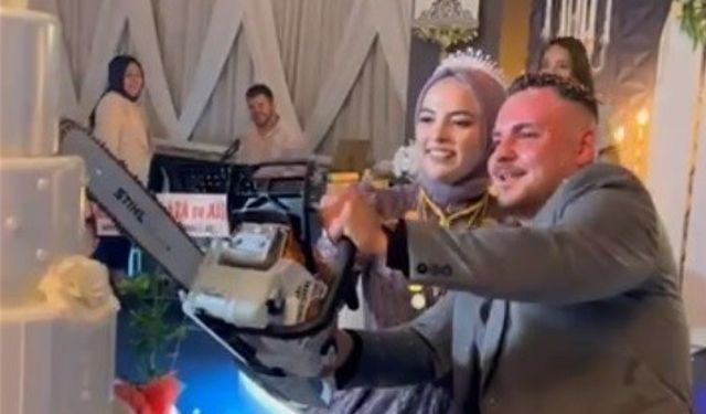 Salona faytonla geldiler, pastayı da motorlu testere ile kestiler