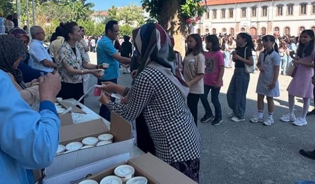 Çankırı’da karne hediyesi dondurma! Minik valinin talimatı yerine getirildi