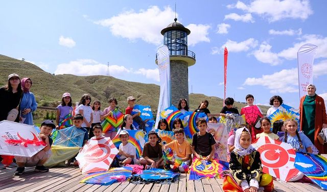 Eğitim Şenliği’nde rengarenk uçurtmalar gökyüzüyle buluştu