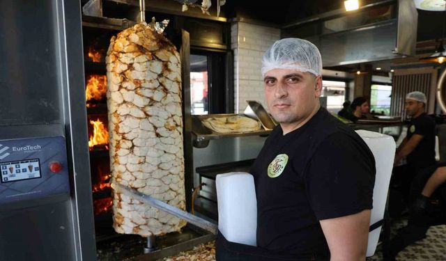 Dönercilerden Adana usulü serinleme: Vücutlarına kalıp buz koyuyorlar