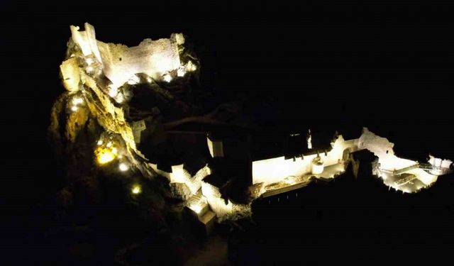 Eski Kahta Kalesi gece görüntüsüyle hayran bırakıyor