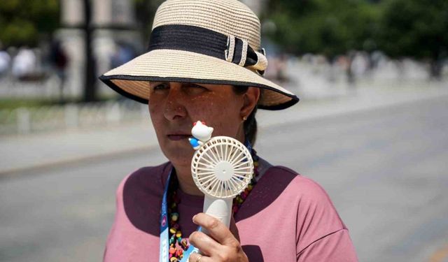 İstanbul’un kavurucu sıcağında turistler ’el vantilatörleri’ ile serinliyor