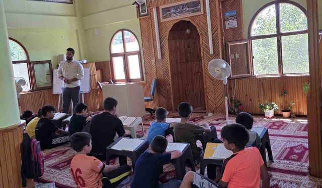 Örnek imam, hem çocukların gönlünü kazanıyor hem de Kur-an eğitimi veriyor