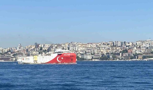 Oruç Reis Gemisi İstanbul Boğazı’ndan geçti