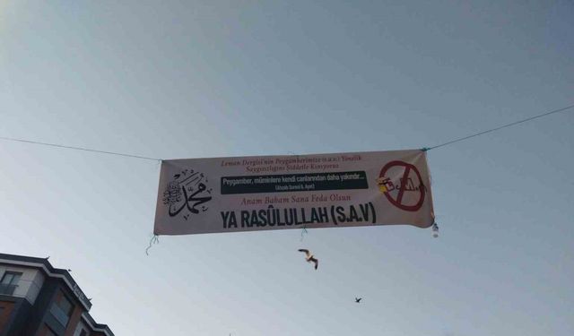 Peygamberimize yönelik karikatüre afişli protesto