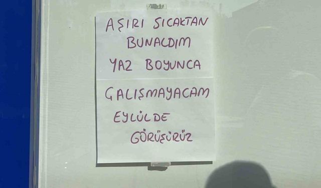 Sıcakların 45 dereceyi bulmasına dayanamayınca, iş yerine not asıp tatile çıktı