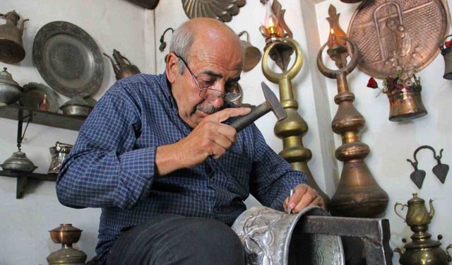 Yarım asırlık usta çekiciyle bakırı işleyerek sanata dönüştürüyor