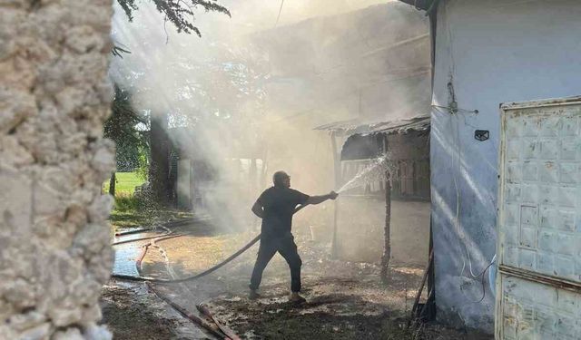 Yerdeki çöpleri yakmak istedi, 2 evi küle döndü