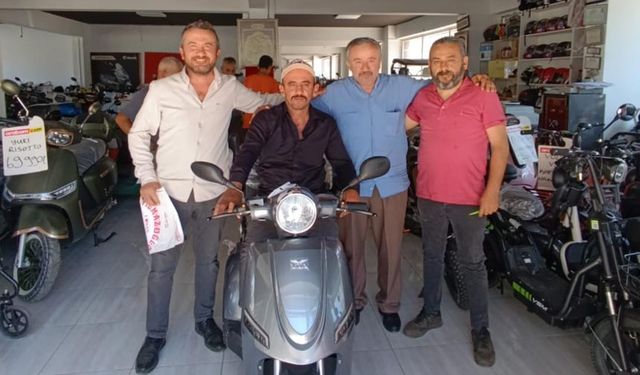Çankırılı esnaftan engelli vatandaşa elektrikli motosiklet hediye etti