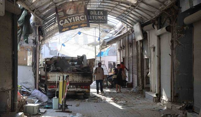 Asrın felaketinde hasar alan Tarihi Uzun Çarşı’da restorasyon çalışması yıkımla başladı