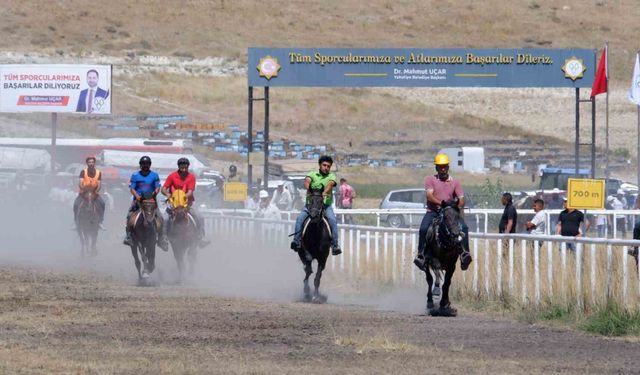 Erzurum’da rahvan at yarışları nefesleri kesti