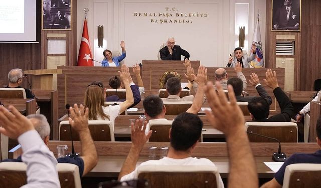 İzmir’de CHP’li Başkan ve meclis üyeleri ile AK Partili meclis üyesi arasında gerginlik