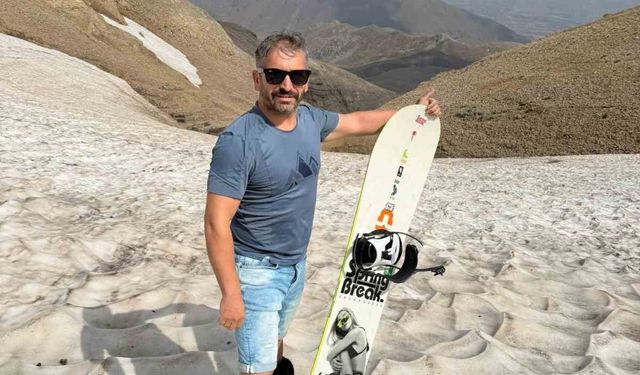 Kavurucu sıcakların yaşandığı Ağustos ayında karda kayak keyfi yaşadılar