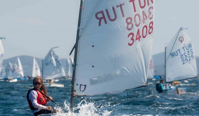 Olympos Regatta’da genç yelkenciler dalgalara meydan okudu