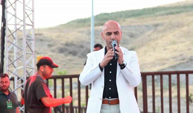 Sanatçı Gürhan Ötün’ün, Ahlat konseri büyük ilgi gördü