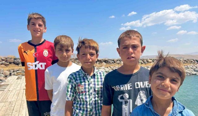 Sodalı Van Gölü çocukların saçlarını sarıya boyuyor