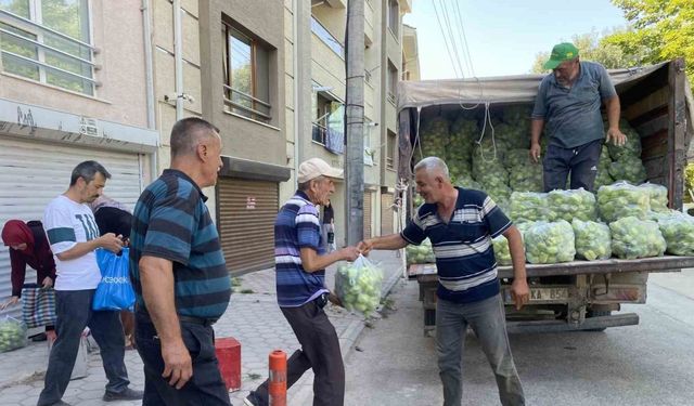 Yaklaşık 5 ton dolma biberi ücretsiz dağıttı