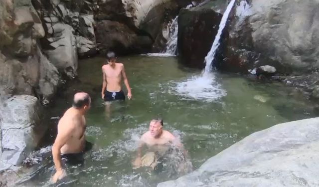 Yusufeli’nde sıcak havadan bunalan gençler ’Ayı Hamamı’nda serinliyor